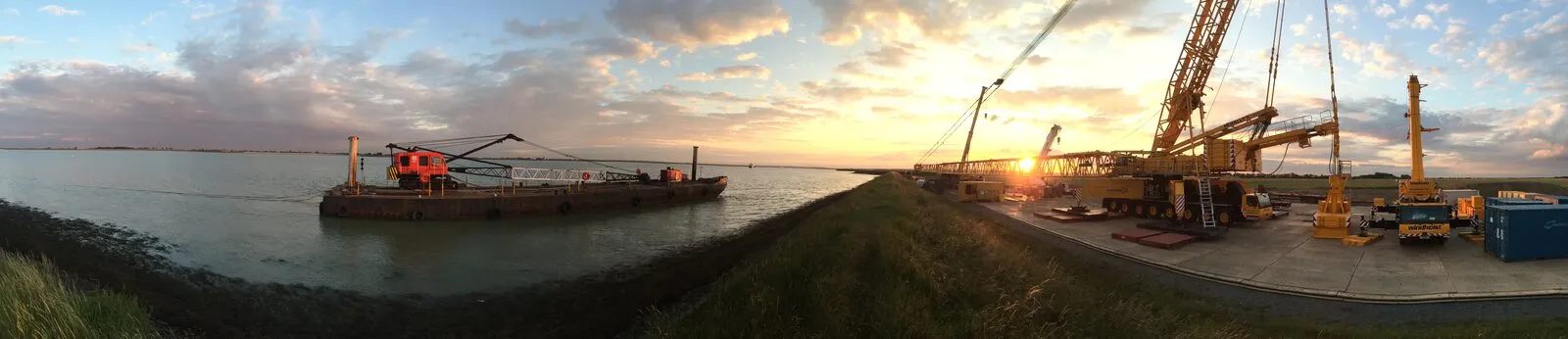 LG1750 crane working the vessel discharge