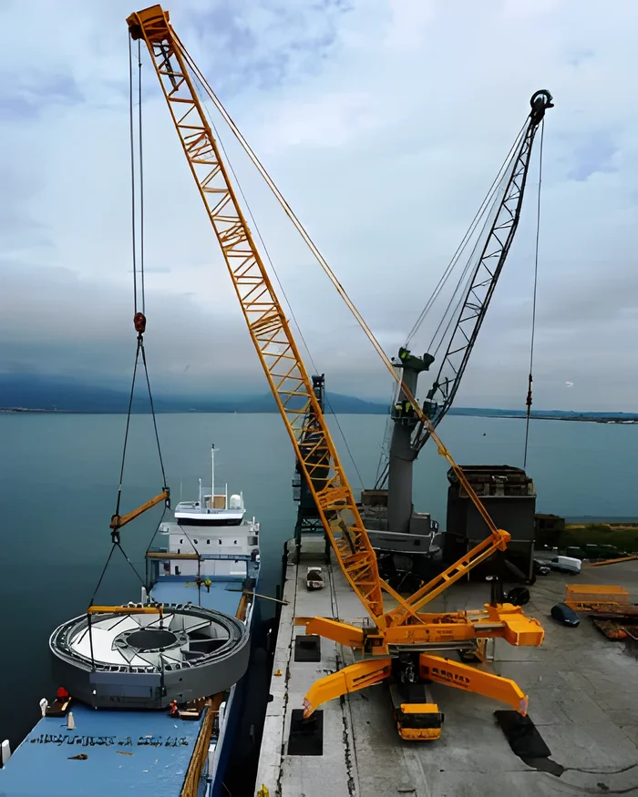 Liebherr LG 1750 discharging a turbine hub from a vessel at the quayside