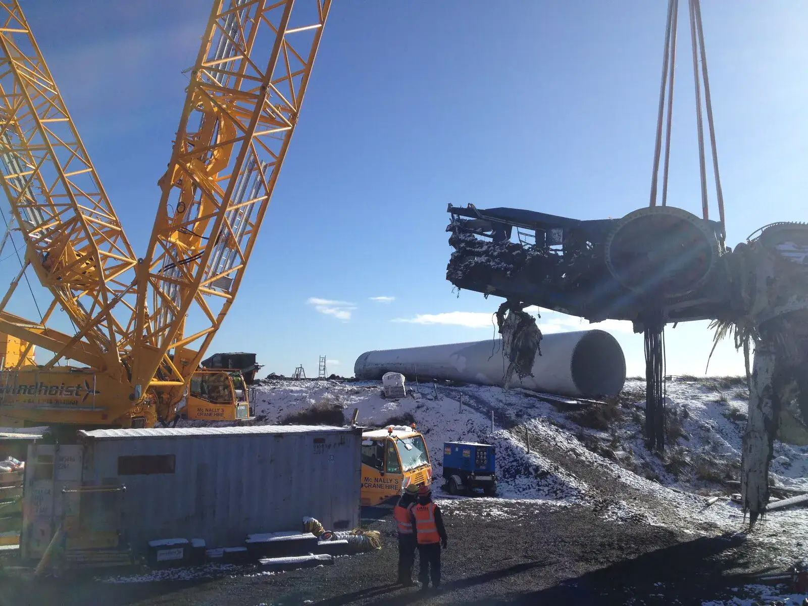 TC2800 lifting a turbine hub on a snowy site